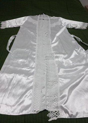 Uzun Beyaz Nakışlı Saten Sabahlık - Görsel 7