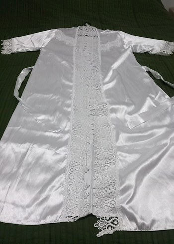 Uzun Beyaz Nakışlı Saten Sabahlık - Görsel 5