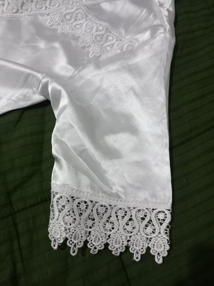 Uzun Beyaz Nakışlı Saten Sabahlık - Görsel 2