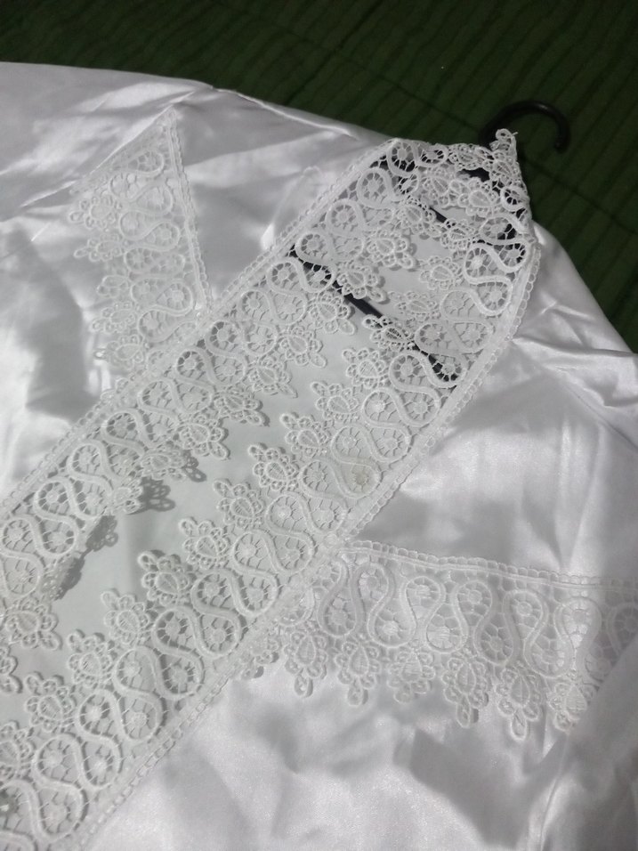 Uzun Beyaz Nakışlı Saten Sabahlık - Görsel 3