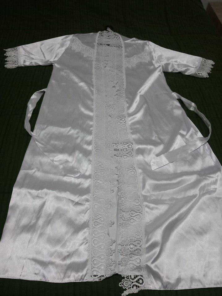 Uzun Beyaz Nakışlı Saten Sabahlık - Görsel 4