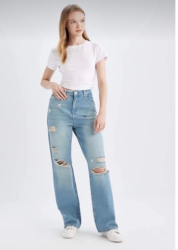 Kadın Açık Mavi Yırtık Bol Kesim Jean - Görsel 2