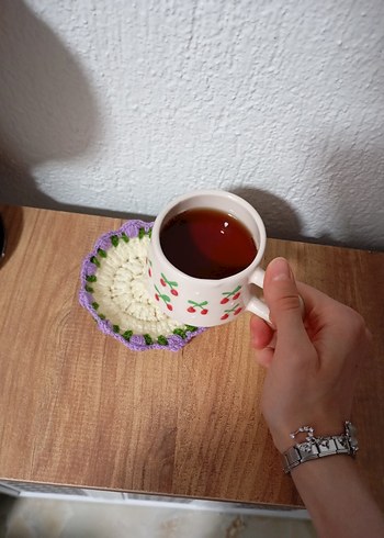 Mor bardak altlığıyla kahve keyfinize çiçek neşesi katın.  - Görsel 3