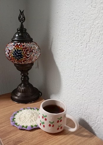 Mor bardak altlığıyla kahve keyfinize çiçek neşesi katın.  - Görsel 4