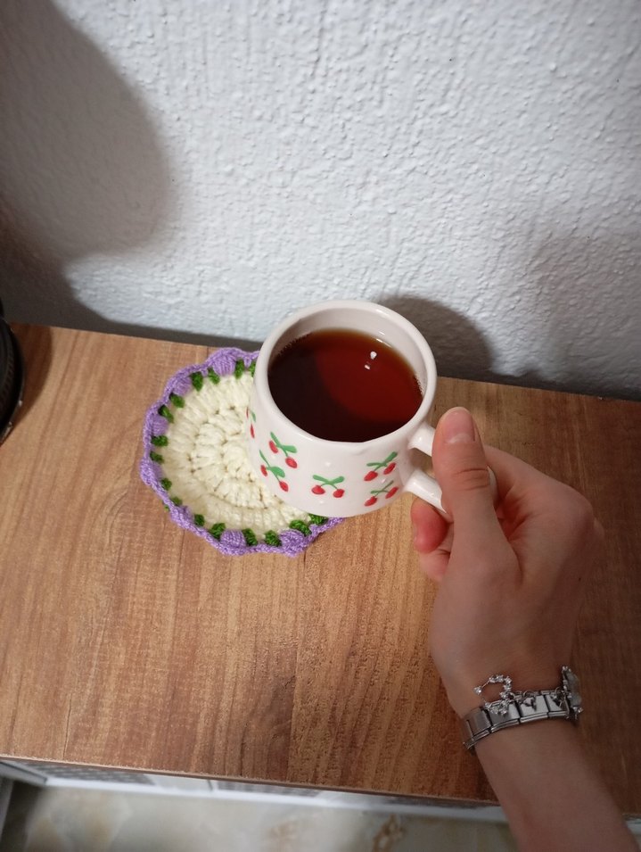 Mor bardak altlığıyla kahve keyfinize çiçek neşesi katın.  - Görsel 3