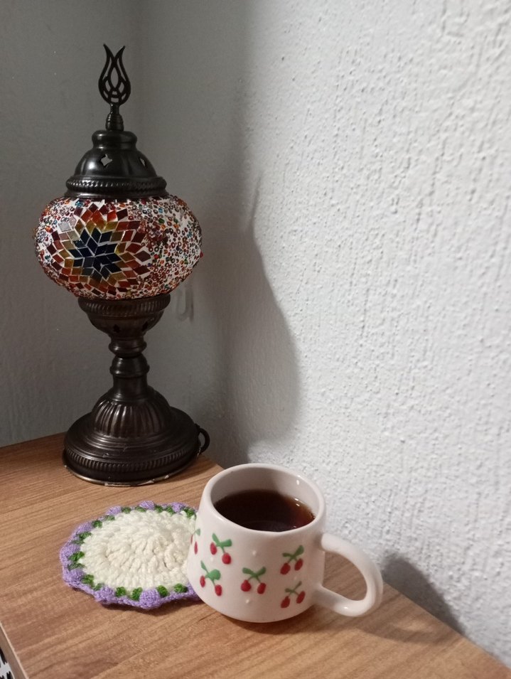 Mor bardak altlığıyla kahve keyfinize çiçek neşesi katın.  - Görsel 4