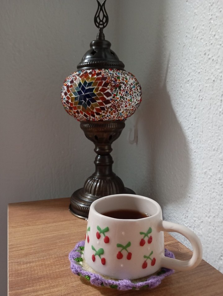 Mor bardak altlığıyla kahve keyfinize çiçek neşesi katın.  - Görsel 2