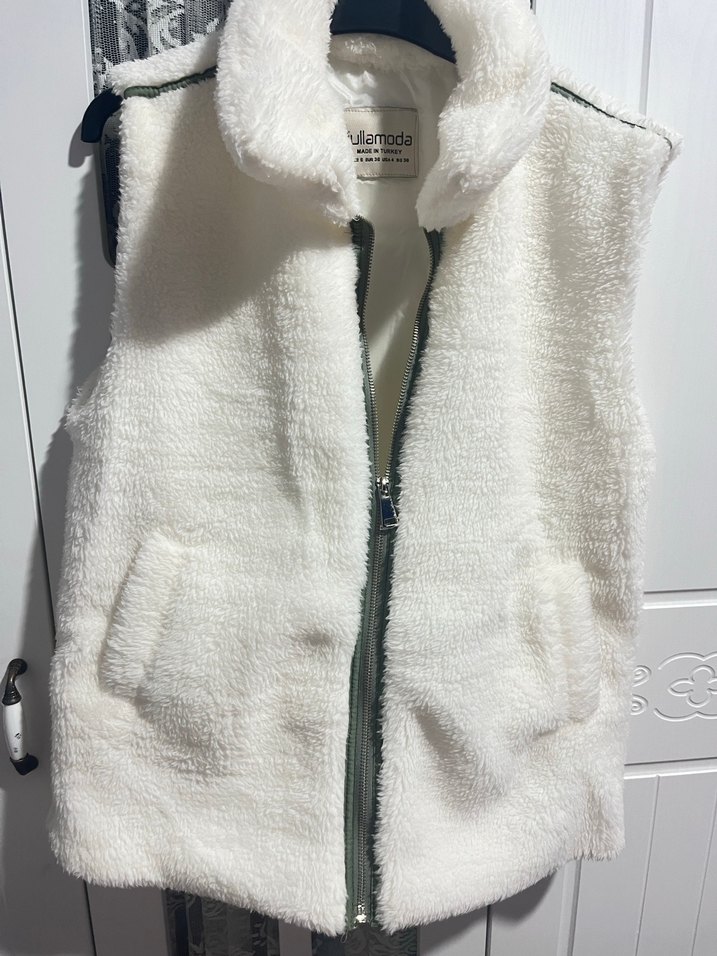 Beyaz Kürk Yeşil Çizgi Detaylı Kadın Yelek - Görsel 4