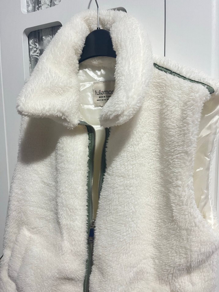 Beyaz Kürk Yeşil Çizgi Detaylı Kadın Yelek - Görsel 2