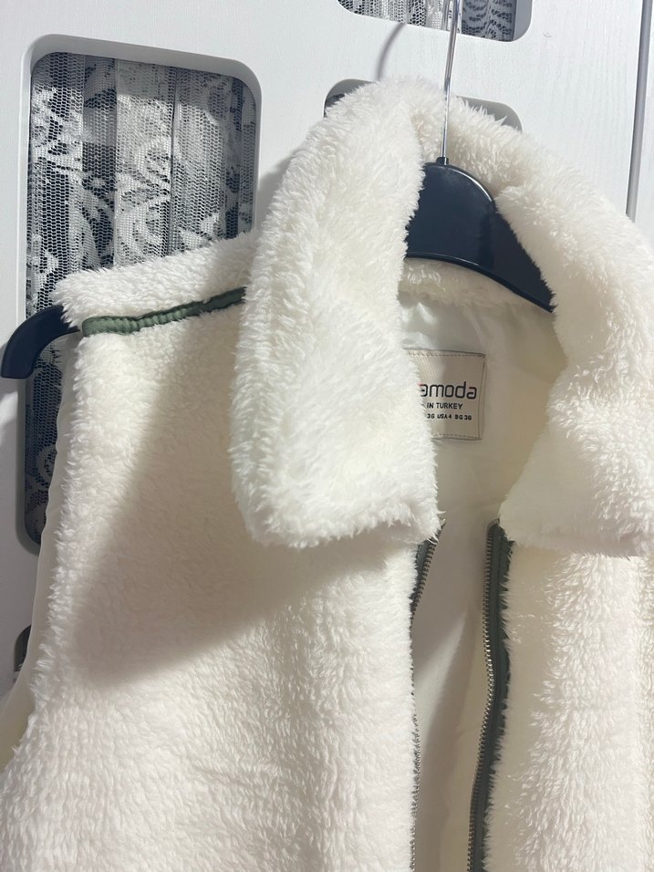 Beyaz Kürk Yeşil Çizgi Detaylı Kadın Yelek - Görsel 3