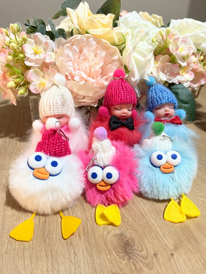 Renkli Mini Bebekler Şapkalı ve Peluş Kuşlar Anahtarlık - Görsel 2