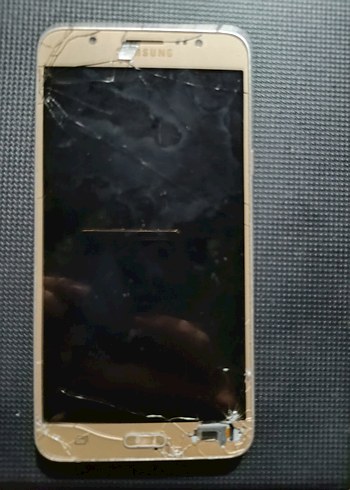 Bej Renkli Kırık Ekranlı Android Telefon