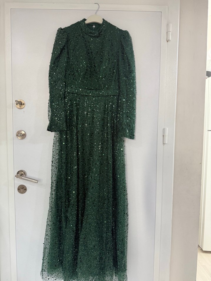 Zümrüt yeşili pullu tesettür abiye - Görsel 5