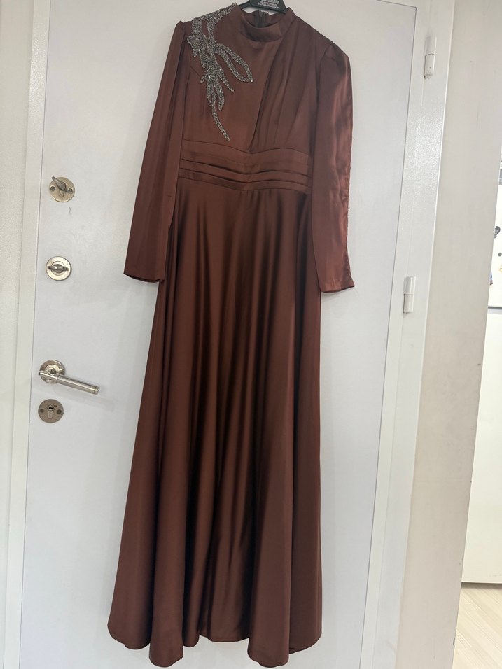 Kahverengi Uzun Drapeli Kadın Abiye Elbise - Görsel 2