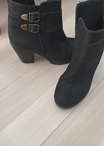 Diğer Siyah Süet Tokalı Kadın Topuklu Bot