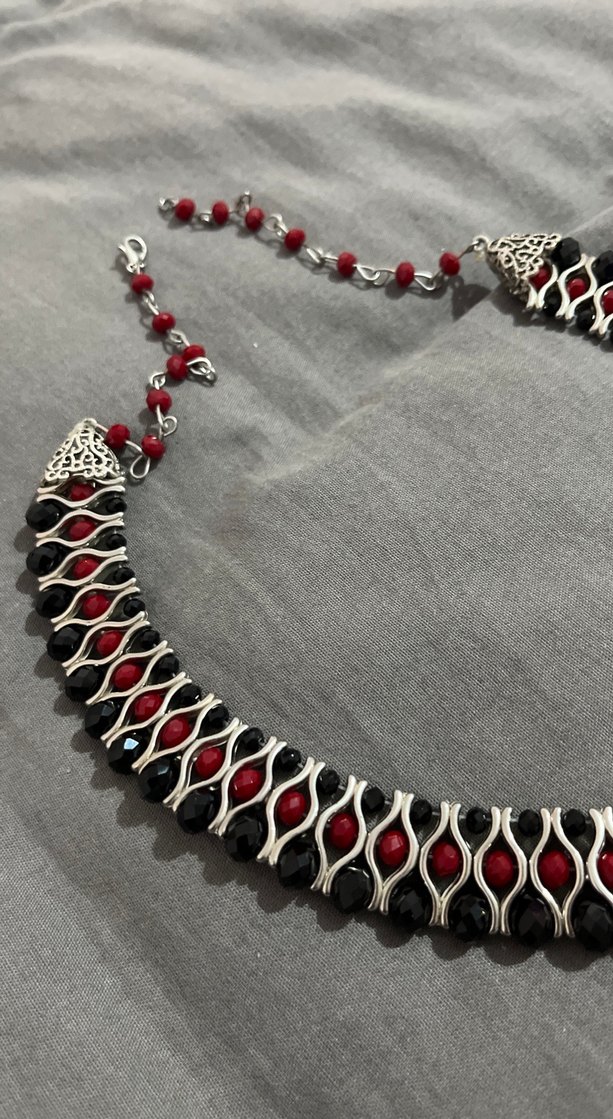 Kırmızı Siyah Yılan Desenli Uzun Boncuklu Kolye - Görsel 3