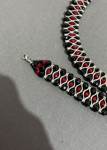 Kırmızı Siyah Boncuklu Yılan Desenli Gotik Kolye - Görsel 2