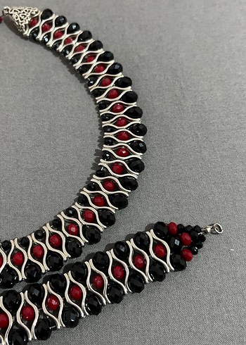 Kırmızı Siyah Boncuklu Yılan Desenli Gotik Kolye - Görsel 3