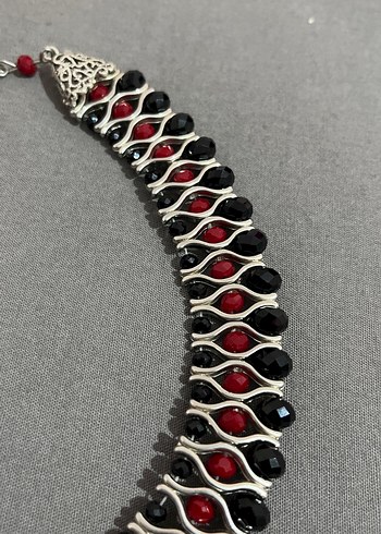 Kırmızı Siyah Boncuklu Yılan Desenli Gotik Kolye - Görsel 4