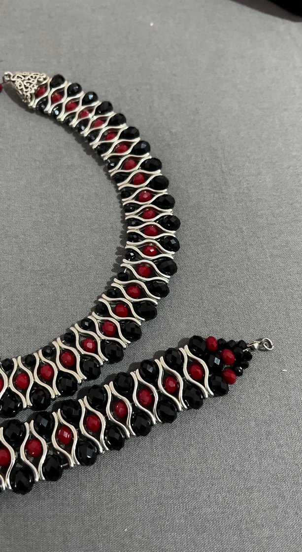 Kırmızı Siyah Boncuklu Yılan Desenli Gotik Kolye - Görsel 3