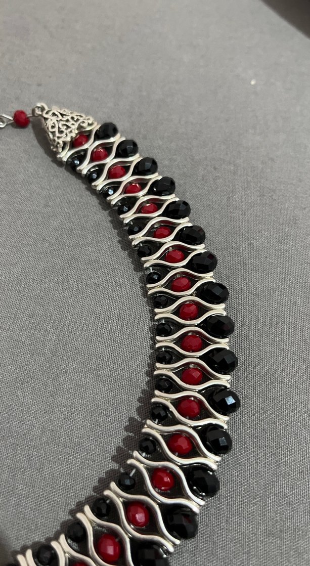 Kırmızı Siyah Boncuklu Yılan Desenli Gotik Kolye - Görsel 4