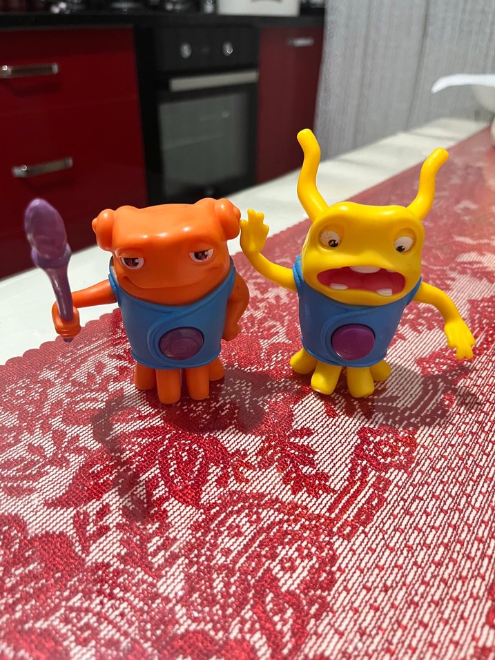 Sarı ve Renkli Aksiyon Figürleri - Görsel 2