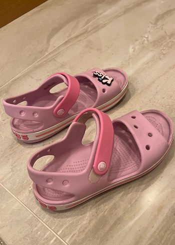 Crocs Kızlar için pembe tokalı sokak terliği