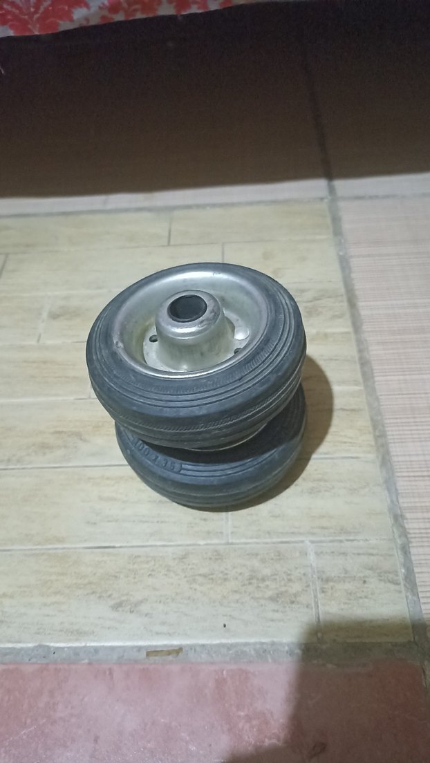 Gri Üç Tekerlekli Bisiklet Tekerlekleri - Görsel 3