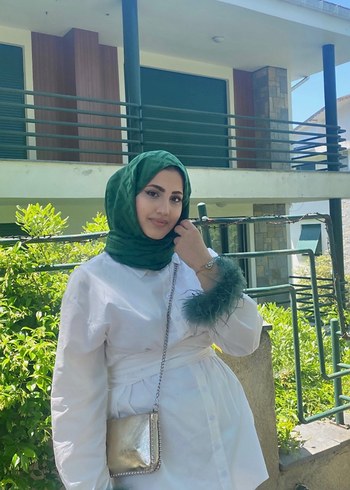 Beyaz kolları tüylü gömlek