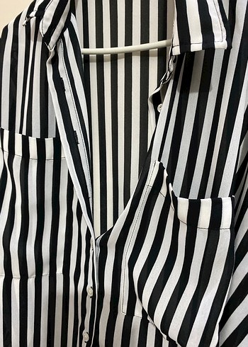 Düğmeli Siyah Beyaz Çizgili Kadın Gömlek - Görsel 3