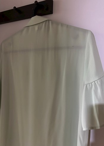 s Beden Düğmeli, kısa kollu, bej saten/ şifon gömlek