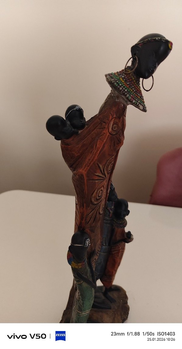 Koyu Renkli Ahşap Aile Figürü - Görsel 3