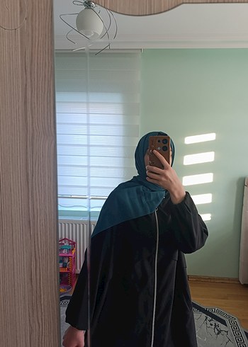 Siyah cepli kadın yağmurluk