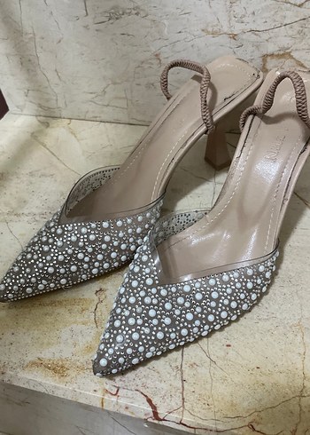 Bej Nakışlı ve Payetli Stiletto Topuklu Kadın Ayakkabı