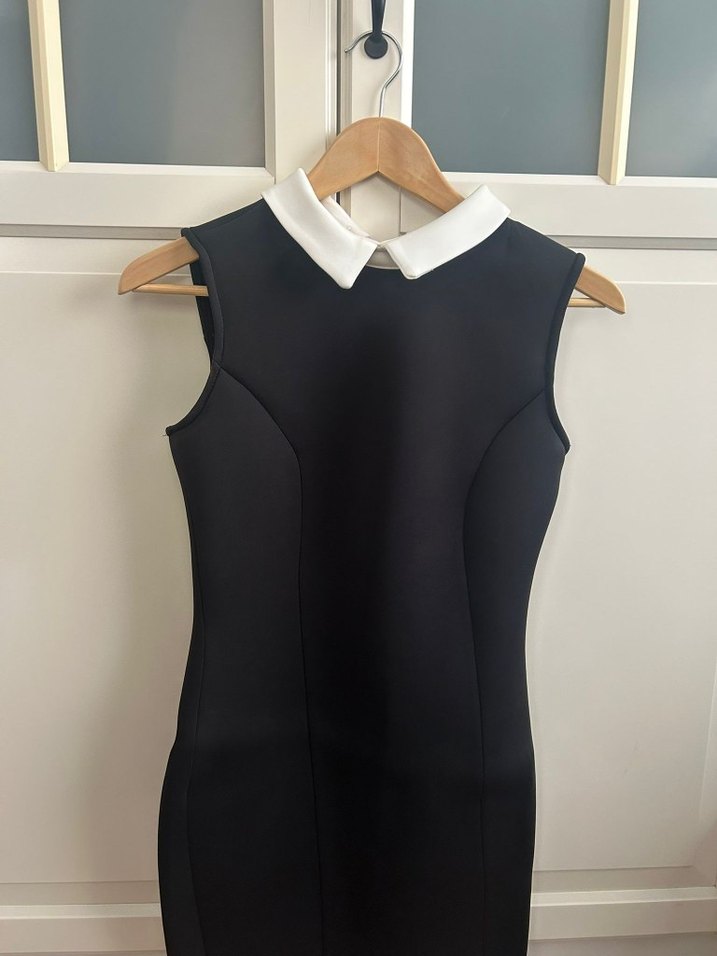 Düğmeli Siyah Midi Elbise Beyaz Yaka - Görsel 2