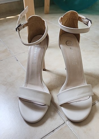 Beyaz Minimalist Stiletto Topuklu Kadın Ayakkabı