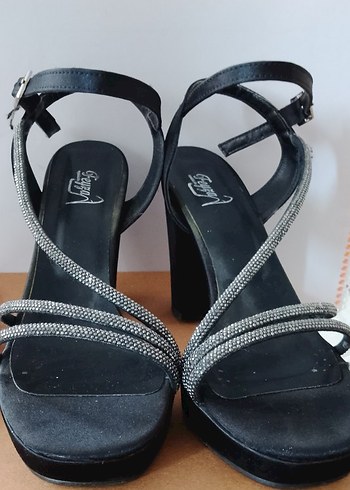 taş Detaylı Siyah Desenli topuklu ayakkabı - Görsel 3