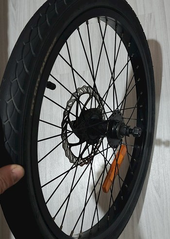 Turuncu ve Gri Üç Tekerlekli Bisiklet Tekerleği - Görsel 2