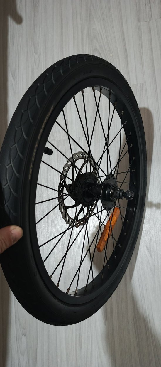 Turuncu ve Gri Üç Tekerlekli Bisiklet Tekerleği - Görsel 2