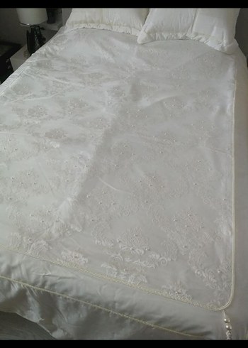Cemil İpekçi İşlemeli Beyaz Parlak Yatak Örtüsü - Görsel 5