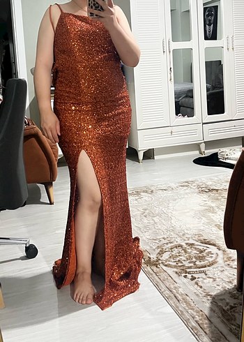 Yılan Desenli Parlak Kahverengi Uzun Abiye Elbise - Görsel 2