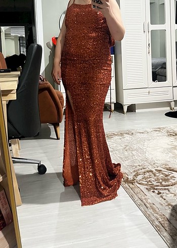 Yılan Desenli Parlak Kahverengi Uzun Abiye Elbise - Görsel 3