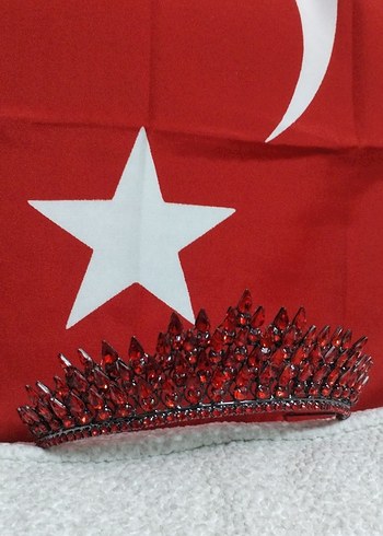  Beden Kırmızı Payetli Plastik Taç