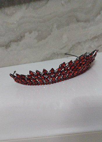 Trendyol & Milla Kırmızı Payetli Plastik Taç