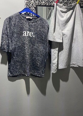 Gri Batik Desenli Salaş Kadın Tişört - Görsel 2