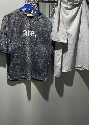 Gri Batik Desenli Salaş Kadın Tişört - Görsel 3