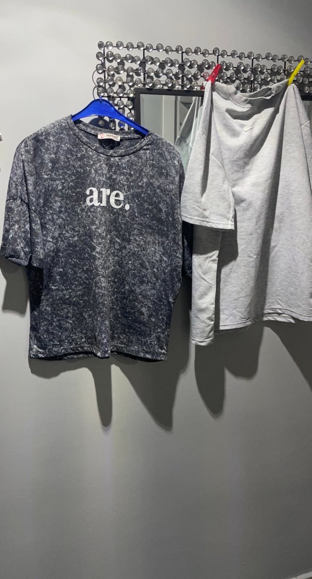 Gri Batik Desenli Salaş Kadın Tişört - Görsel 2