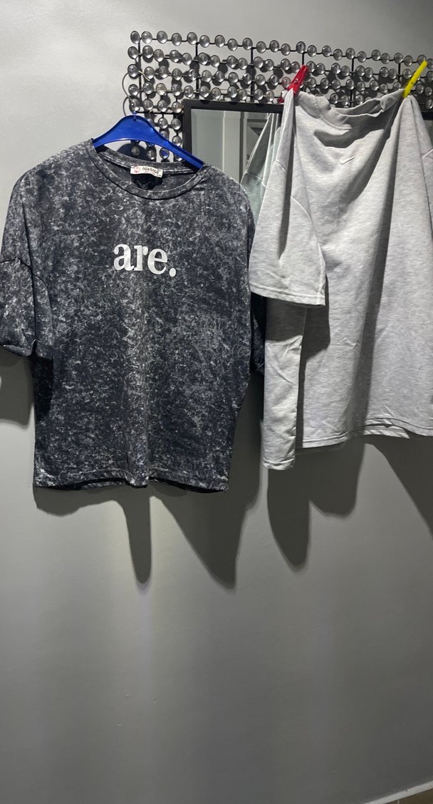 Gri Batik Desenli Salaş Kadın Tişört - Görsel 3