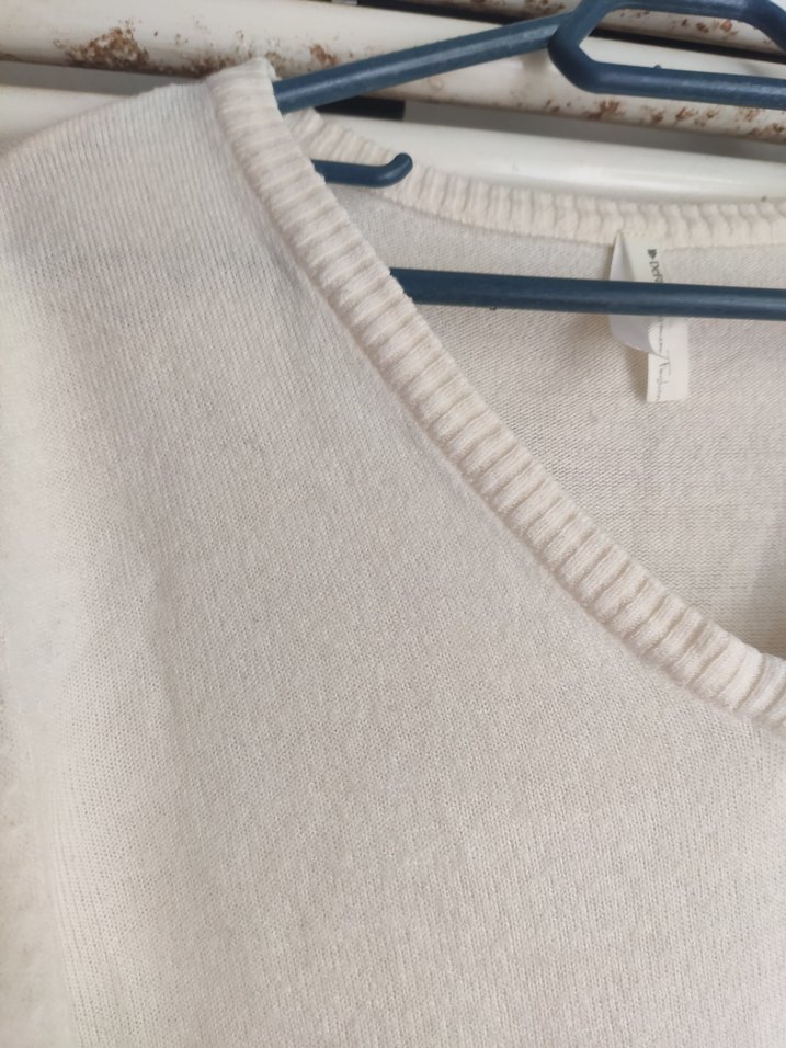 ekru V Yaka Kadın Pamuklu Kazak - Görsel 3