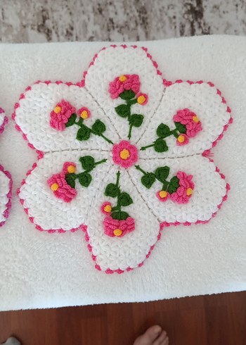 El İşi Nakışlı Çiçekli Dekoratif Örtü 2 li fiyattır. - Görsel 3